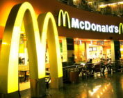 Usa, McDonald’s perde il 7% a Wall Street dopo alcuni casi di escherichia coli in Colorado e Nebraska