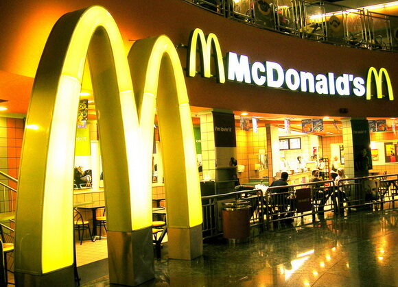 Usa, McDonald’s perde il 7% a Wall Street dopo alcuni casi di escherichia coli in Colorado e Nebraska