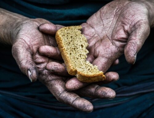Povertà in Italia, quasi 6 milioni le persone in difficoltà: i sostegni non raggiungono tutte le famiglie. I dati Istat e Caritas