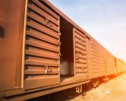 treno merci su rotaia