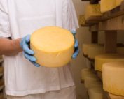 uomo tiene in mano formaggio