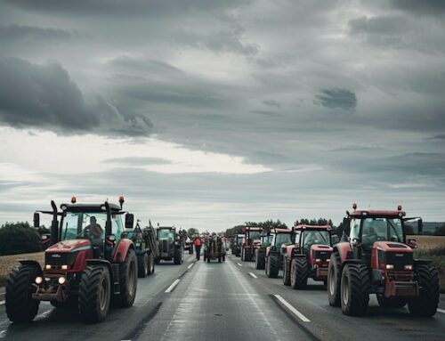 Spagna: gli agricoltori bloccano le strade al confine francese