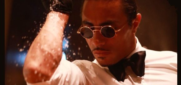 Salt Bae porta le sue bistecche placcate d’oro a Napoli