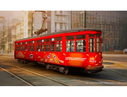 Pringles inaugura il tour estivo a Milano con il tram Aperi Pringles