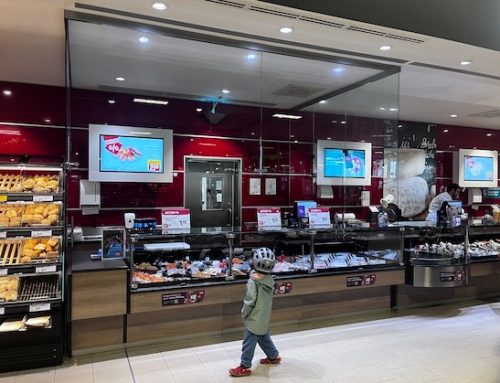 Siete sicuri che la vostra presentazione del reparto pesce sia equilibrata e armonica come in questo Rewe?