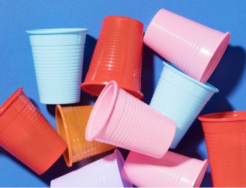 Francia / rinviato di quattro anni il divieto ai bicchieri in plastica usa e getta