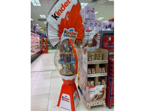 Mentre alcuni retailer fanno pesare l’uovo per capire la sorpresa, Ferrero-Kinder espone un uovo trasparente