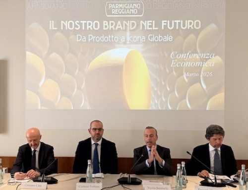 Il Consorzio del Parmigiano Reggiano presenta i dati economici 2025: -10% i consumi interni, in aumento produzione ed export