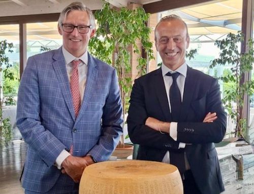 Il console generale Usa visita la filiera del Parmigiano Reggiano, discusse le relazioni economiche e istituzionali tra il territorio Dop e gli Stati Uniti