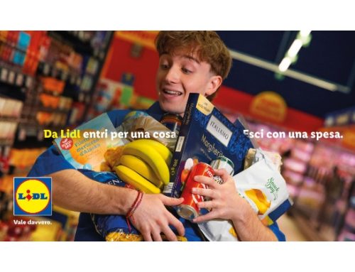 ‘Un abbraccio di convenienza’: la nuova campagna Lidl ispirata alla spesa a braccia piene